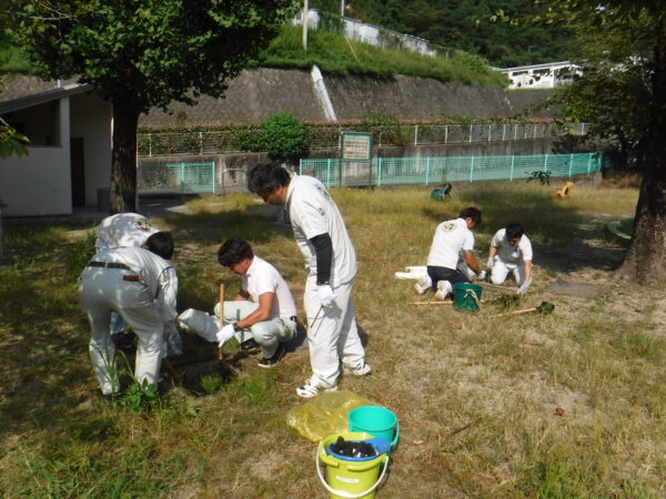 下水道週間　排水桝ボランティア清掃