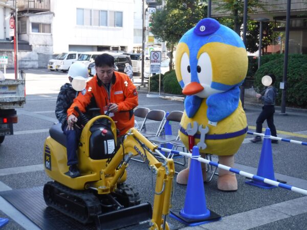 キッズジョブまつやま　ミニショベルカー操作体験