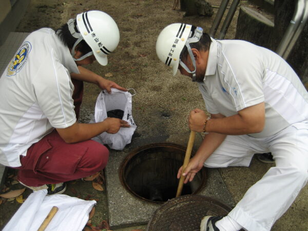 松山市内公園の下水桝清掃