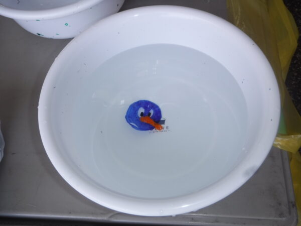 　水面に浮くわかみずくん
